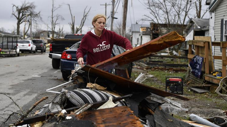 Tornadoes kill 3, leave trails of destruction in central U.S.