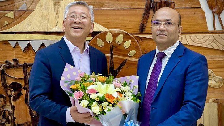 Donald Lu arrives in Dhaka