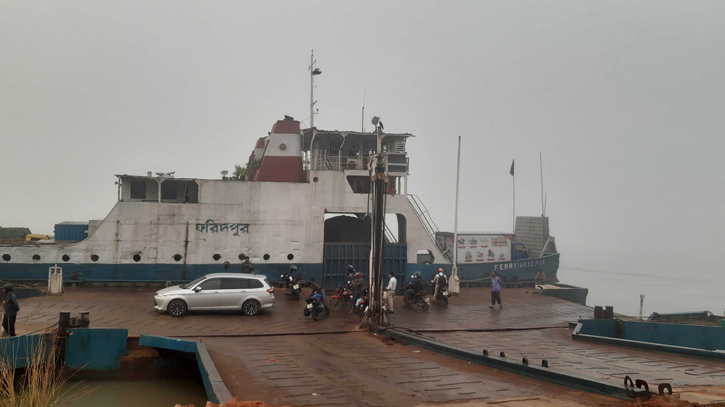 দৌলতদিয়া-পাটুরিয়া নৌরুটে আড়াইঘন্টা পর ফেরি চলাচল শুরু