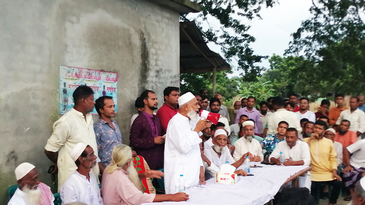 শিবচরে মানসিক প্রতিবন্ধীকে হাতুরিপেটায় এলাকাবাসীর প্রতিবাদ সমাবেশ