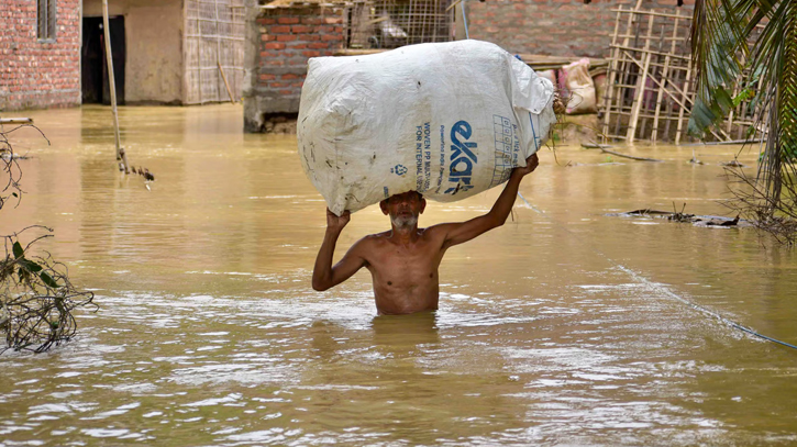 পশ্চিমবঙ্গের ১০ জেলায় বন্যা, আক্রান্ত লাখো মানুষ