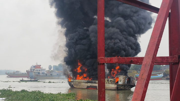 ফতুল্লায় জাহাজে আগুন, নিয়ন্ত্রণে ৮ ইউনিট