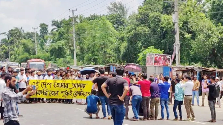 জাবি শিক্ষার্থীদের ঢাকা-আরিচা মহাসড়ক অবরোধ