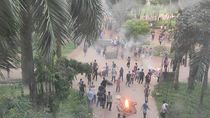 জাহাঙ্গীরনগর বিশ্ববিদ্যালয়েও পুলিশের সঙ্গে শিক্ষার্থীদের সংঘর্ষ