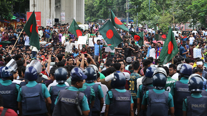 কোটা বাতিলের আন্দোলনে শাহবাগ থেকে অবরোধ তুলে নিলেন শিক্ষার্থীরা