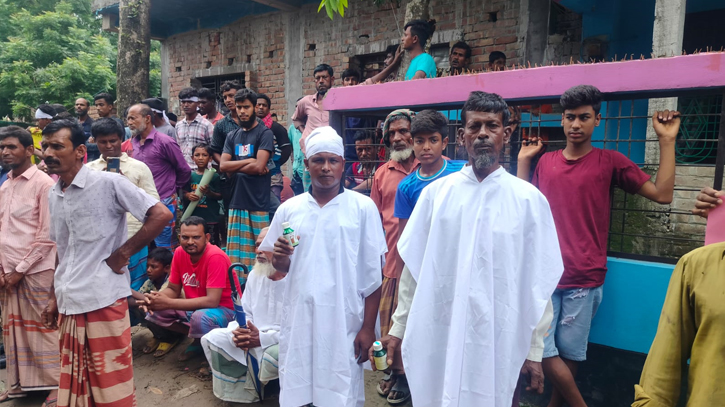 ফসলি জমি রক্ষায় কাফনের কাপড়, বিষের বোতল হাতে কৃষকেরা